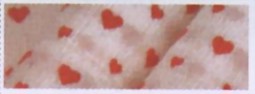 Bild von Krepp-Papier weiß mit roten Herzen
