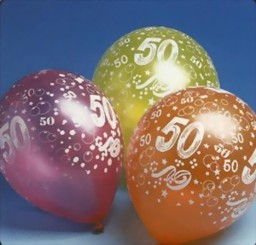 Bild von Luftballons mit Druck "50"
